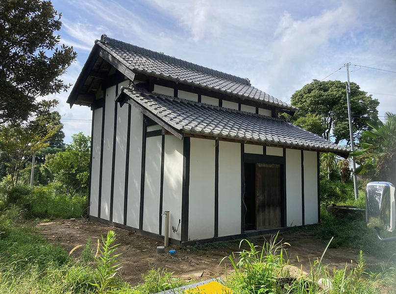 白壁と瓦屋根の古民家外観